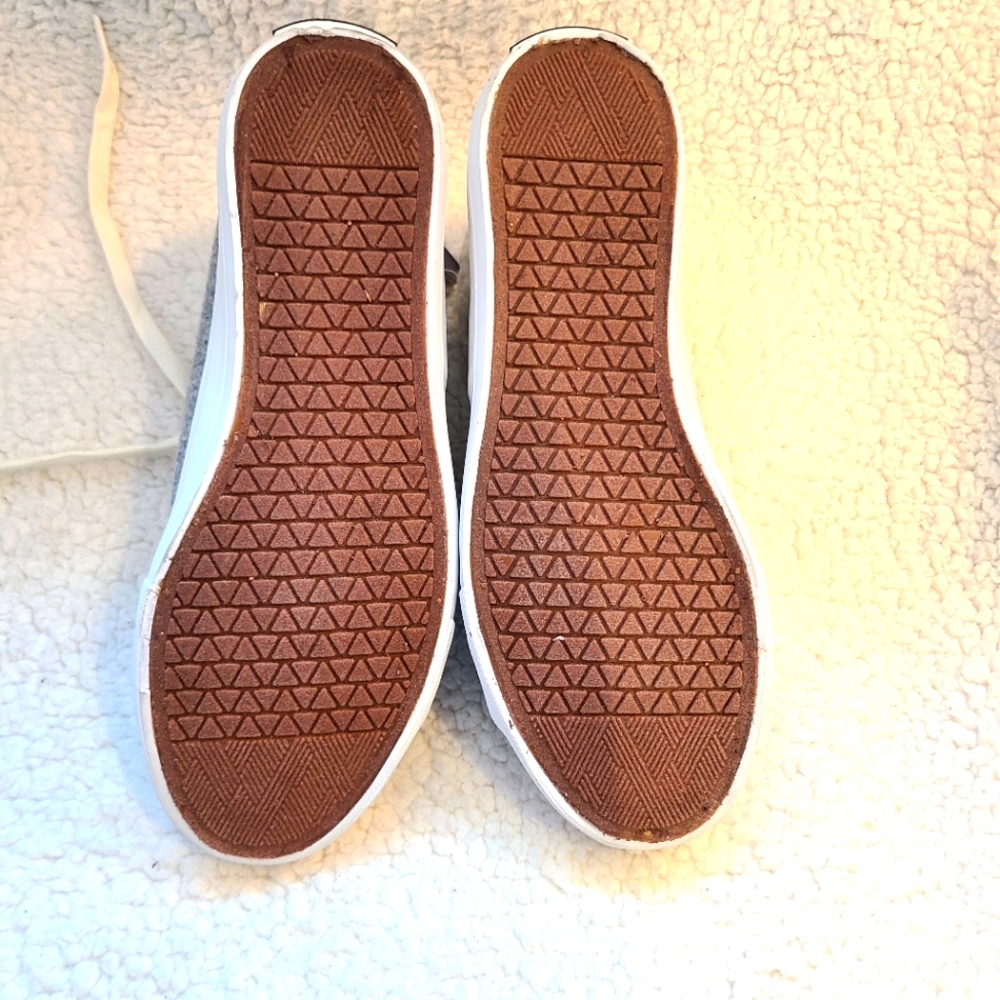Tommy Bahama - NWT - gray denim look with faux shearling high-top sneake… - Picture 12 of 12